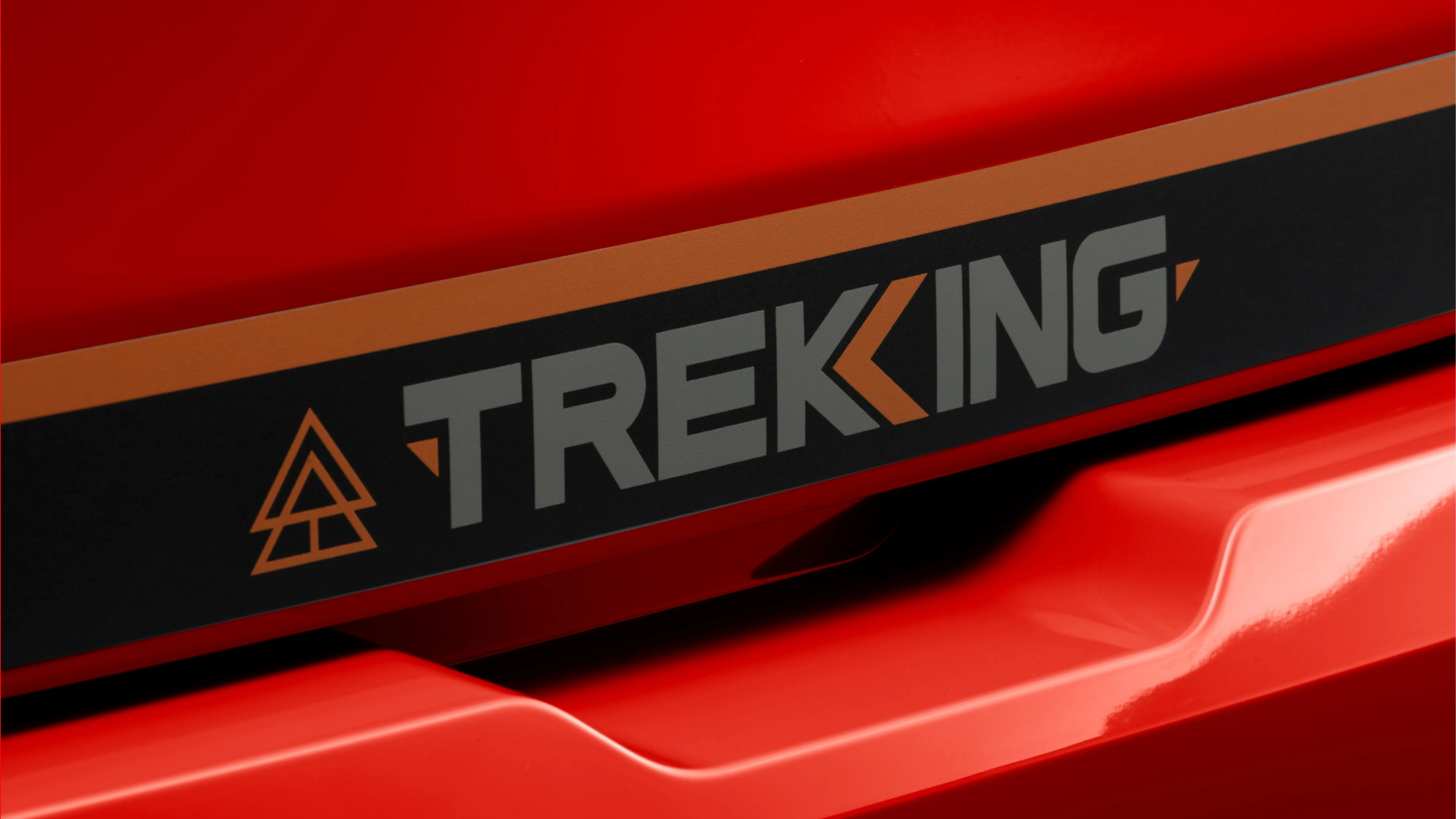 Vista traseira de Fiat Argo na cor vermelha, com destaque para adesivo “trekking” da versão esportiva.