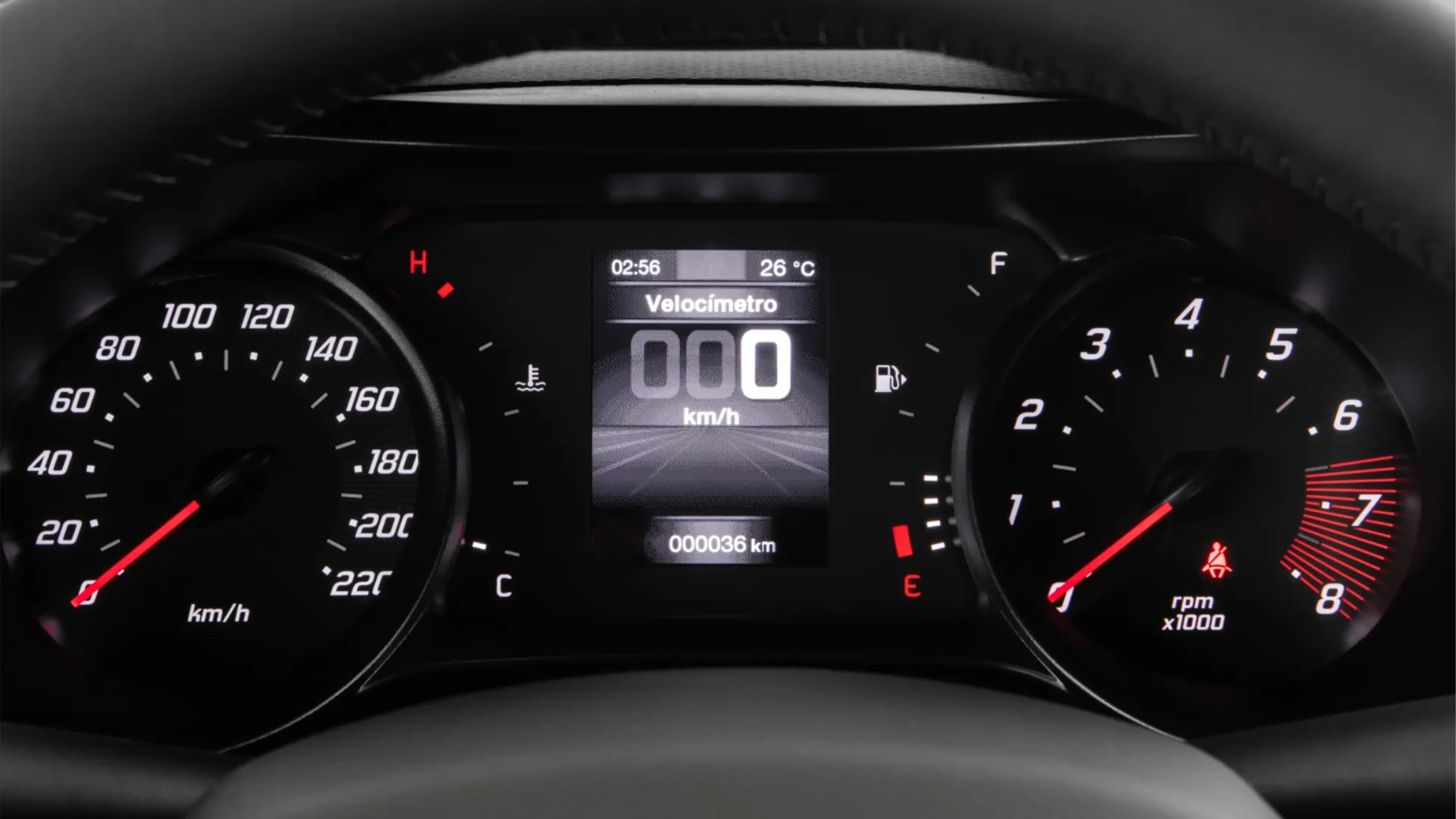 Interior do Fiat Argo com destaque para volante multifuncional, com botões para controlar a central multimídia e atender ou recusar chamadas.