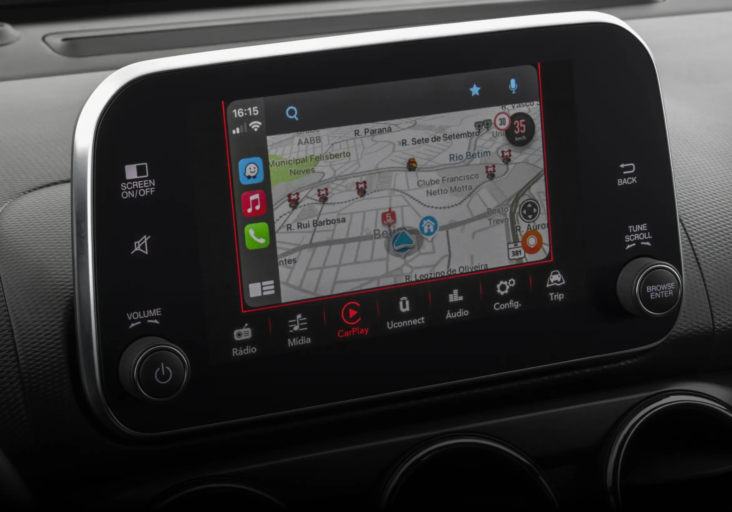 Central Multimídia de 7 polegadas do Fiat Argo, com navegação ativa na tela do Waze.